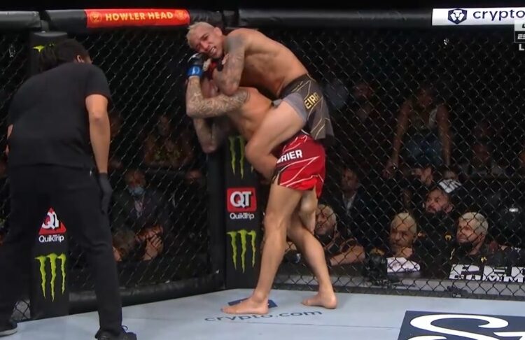 Charles Oliveira szubolta Dustin Poiriert!