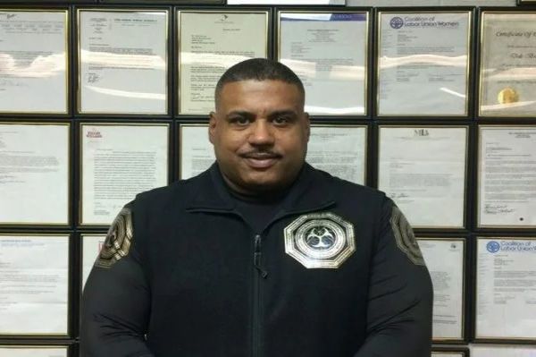 A megkérdőjelezhető önvédelmi videóiról elhíresült Dale Brown ott lesz Joaquin Buckley sarkában a hétvégén