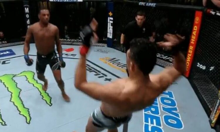 Ámulatba ejtő KO-val altatta el Johnny Walker-t Jamahal Hill