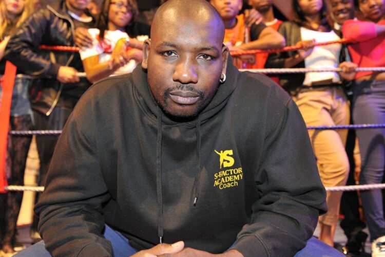 Videón, ahogy kiüti az egyik rendbontót Mike Tyson egykori ellenfele