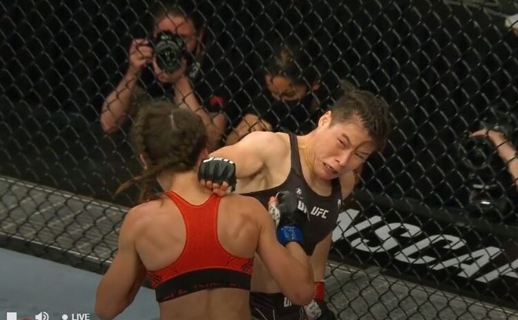 Elképesztő forduló ütéssel végezte ki Weili Zhang Joanna Jedrzejczyk-et, aki vissza is vonult