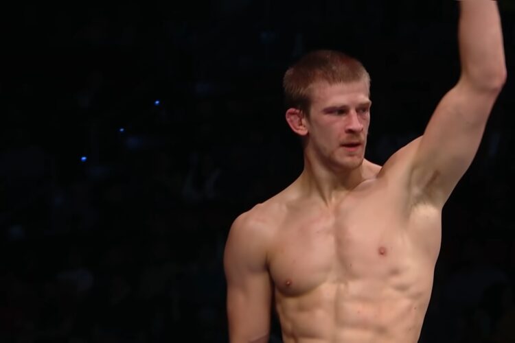 A UFC-ben veretlen, 9 meccses nyerő szériában lévő Arnold Allen főmeccset vívhat Calvin Kattar-ral