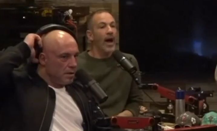 Videón Joe Rogan reakciója, amint meghallja, hogy Volkanovski helyett Islamot hozzák ki győztesnek