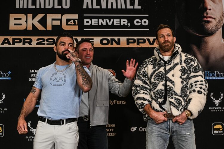 Mike Perry az orrában turkált, majd belekente a fikát Luke Rockhold pulcsijába