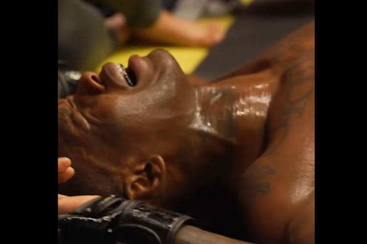 Israel Adesanya elszakította az egyik térdszalagját a Pereira visszavágó előtt