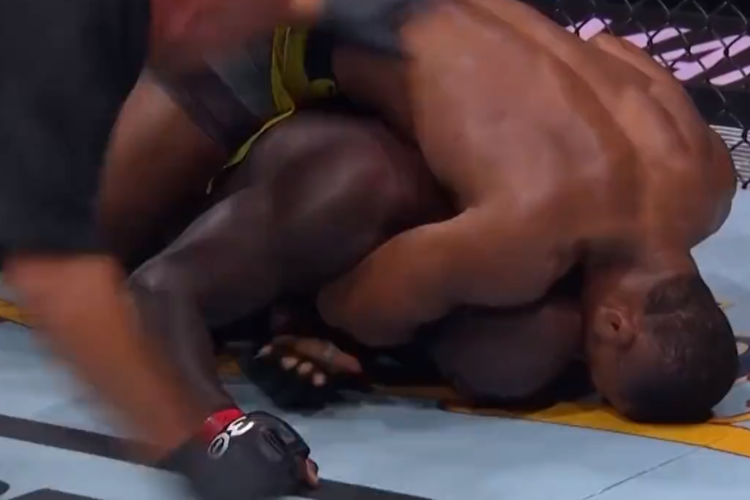 Jailton Almeida az elsőben szubolta Jairzinho Rozenstruikot