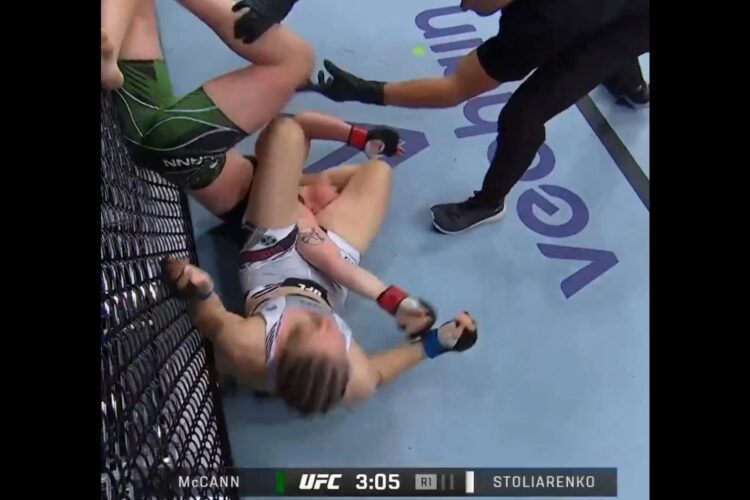 Az elsőben szubolta Molly McCannt a karfeszítések királynője