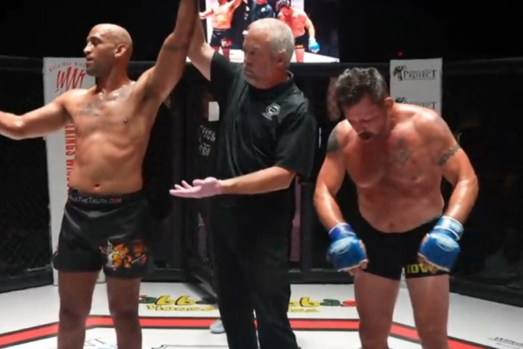 Az 55 éves Pat Miletich feladta a mérkőzést Mike Jackson ellen, pedig ő vezetett