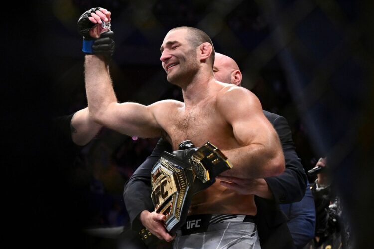 A UFC felajánlotta Stricklandnek, hogy a UFC 294-en védje meg címét Chimaev ellen, de ő nem vállalta be