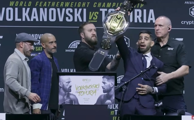 Ilia Topuria megint McGregorkodott, elkobozta Volkanovski övét és öregnek nevezte a bajnokot