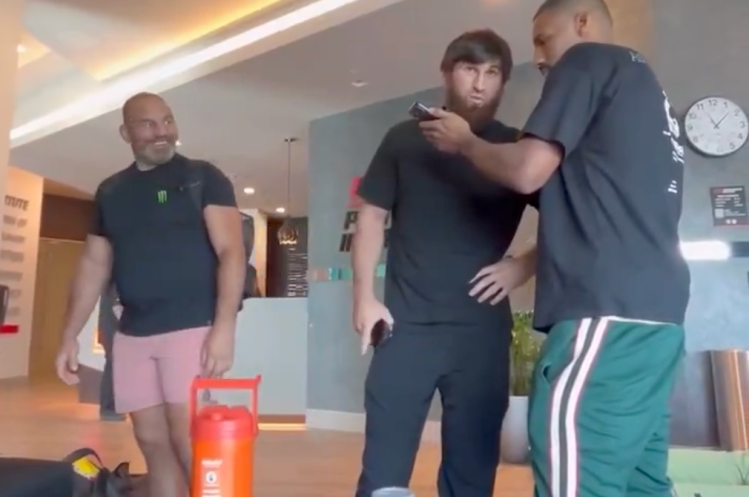 'Élőben egy seggfej' – Magomed Ankalaev és Alex Pereira személyesen találkozott