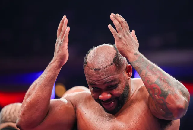 Ritka kínos pillanat: leütötték egy bokszoló tupéját egy meccsen