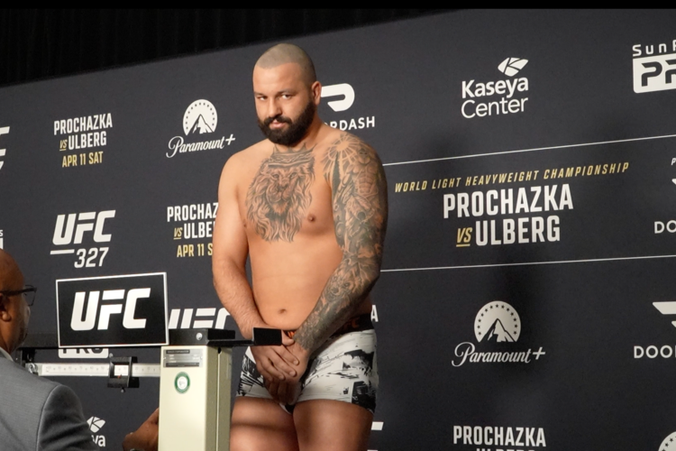 Josh Hokit lenyomta az egyik legfurcsább mérlegelést, amit valaha láttunk a UFC-ben