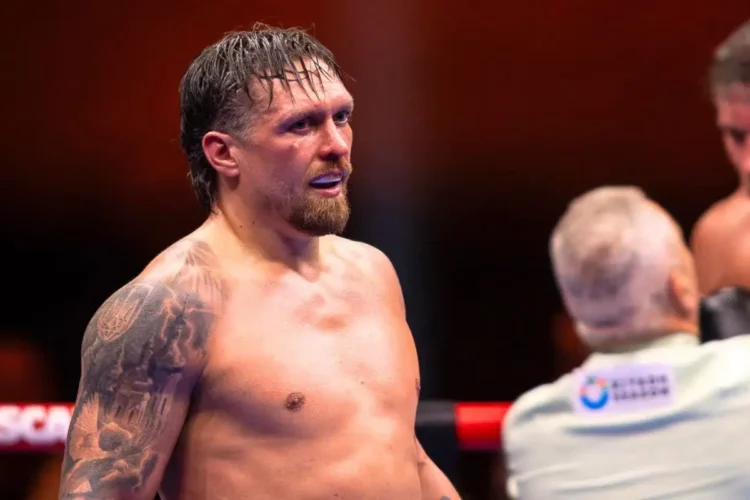 Usyk lemondott világbajnoki öveiről, de egy utolsó meccset még vállal