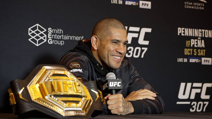 Alex Pereira szó szerint kiröhögte Ciryl Gane-t, miután hivatalosan is UFC 'bajnok' lett