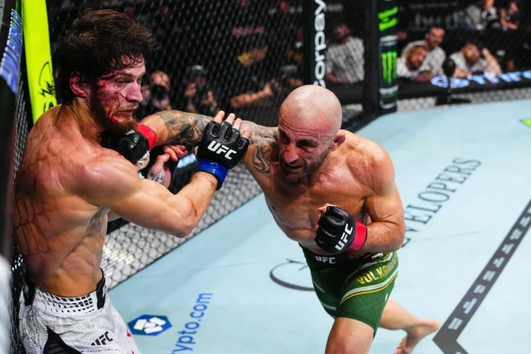 Alexander Volkanovski kiütötte Movsar Evloevet, megvédte címét a UFC 333 főmeccsén